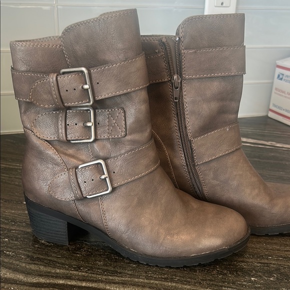 Women Taupe Brown                           Zip up boot 3 buckles 
New 8 1/2 - Picture 1 of 10